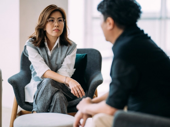 Alcohol Rehab Services London. An image of a consultation between a professional psychologist and a man, discussing the problems he is facing with alcohol addiction.